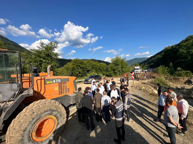 Sel nedeniyle trafiğe kapatılan Karabük-Zonguldak kara yolu tek yönlü ulaşıma açıldı