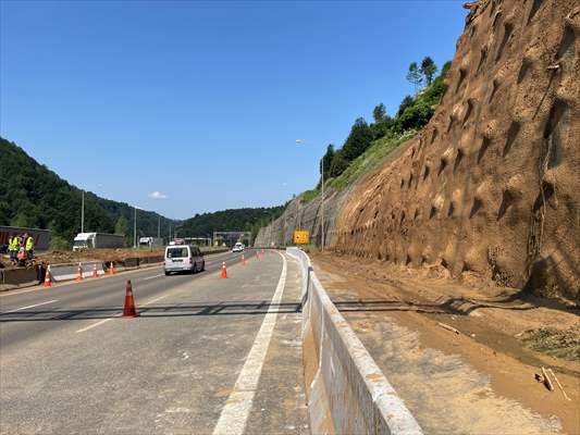 Heyelan nedeniyle Bolu Abant gişelerinden kapatılan Anadolu Otoyolu ulaşıma açıldı