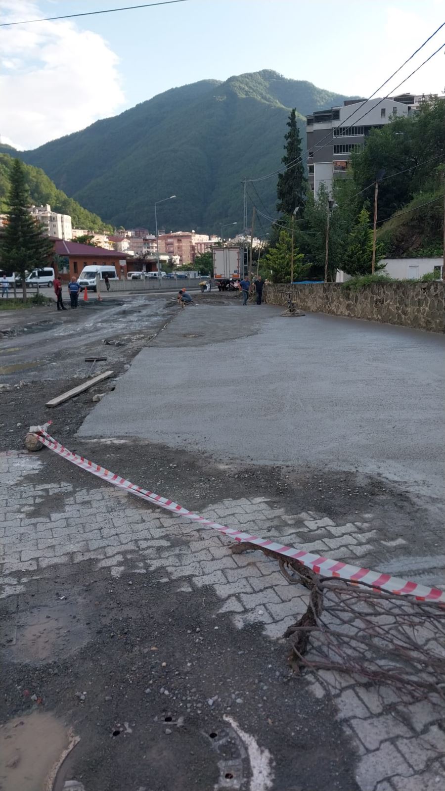 Borçka Belediyesi, Yeniyol Mahallesi Girişinde Yol Betonlama Çalışmalarına Başladı