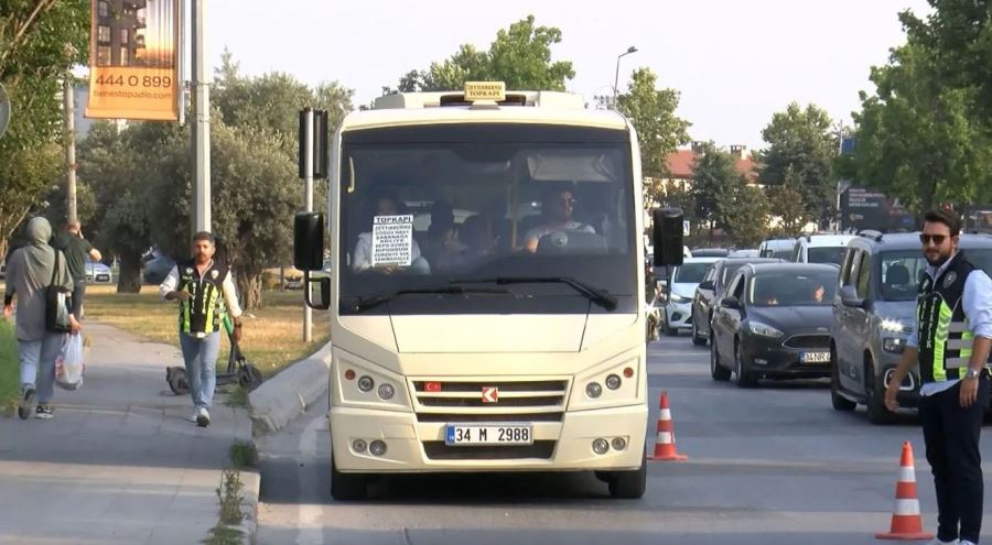 Polisten Minibüste Yolcu Kılığında Denetim!