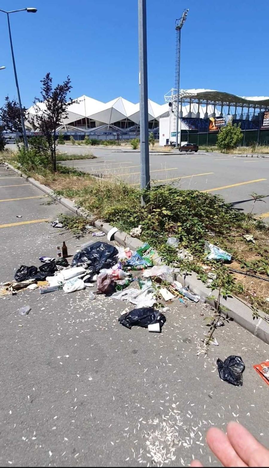 Trabzon Şenol Güneş Spor Kompleksi Akyazı Stadyumu’nun çevresindeki kirlilik tepki çekti