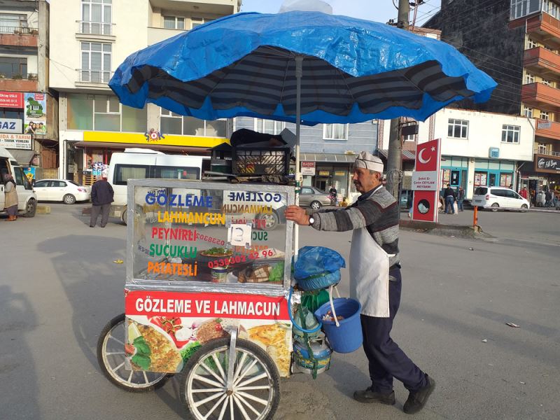 Seyyar tezgahında gözleme ve lahmacun satarak 31 yıldır evinin geçimini sağlıyor