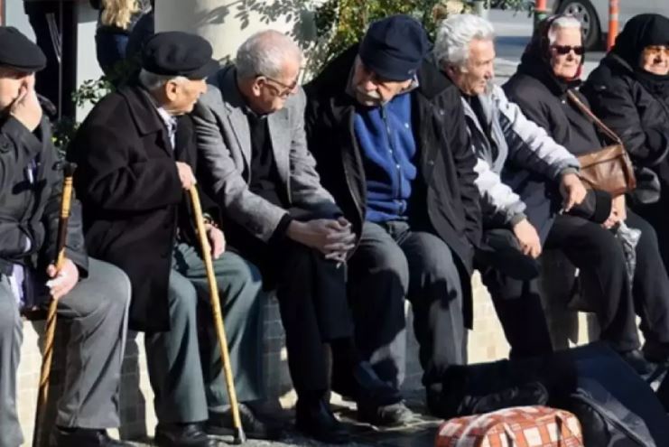 Milyonlarca emekli bu kararı merakla bekliyordu! Maaş farkı için duyuru yapıldı!