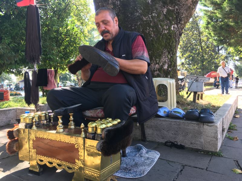 Babasından kalma sandığıyla 49 yıldır ayakkabı boyayarak geçimini sağlıyor