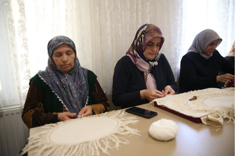 Depremzedeler kurslarda öğrendikleri el işini memleketlerine döndüklerinde de yapacak