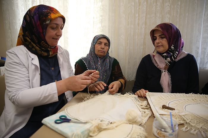 Depremzedeler kurslarda öğrendikleri el işini memleketlerine döndüklerinde de yapacak