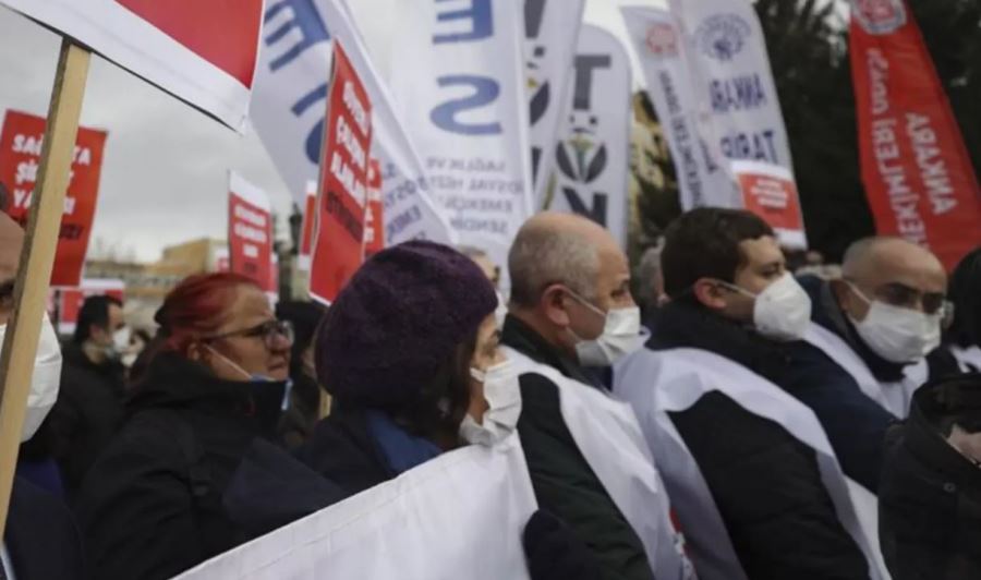 Maaşlarından memnun olmayan hekimler iş bırakma kararı aldı