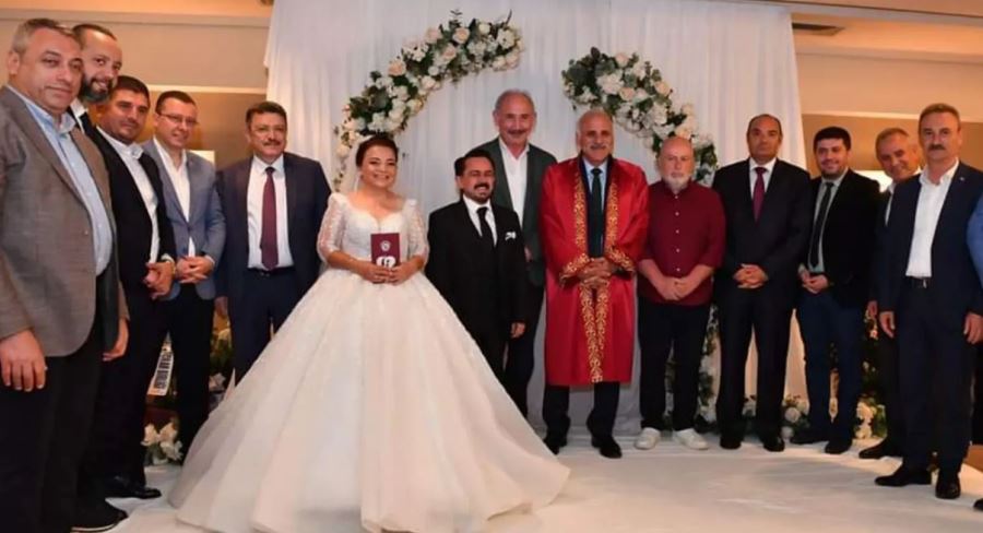 Görkemli nikah merasimiyle dünya evine girdi