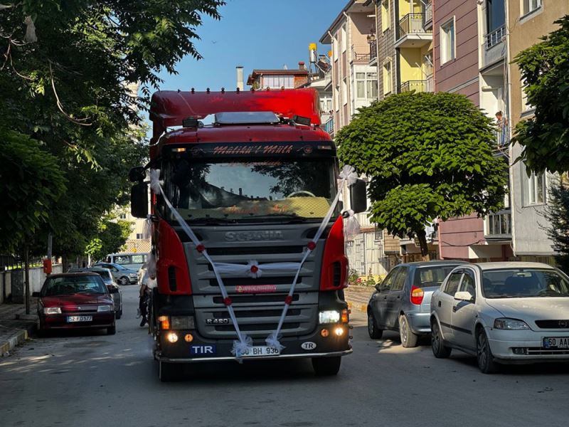 Tokatlı çift, tırı gelin aracı yaptı