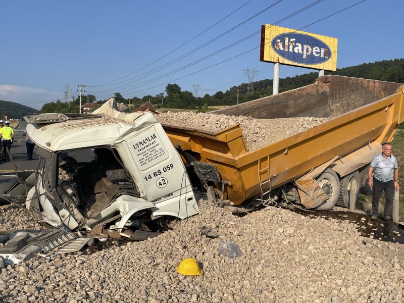 D-100 kara yolunda bariyere çarpan çakıl yüklü kamyonun sürücüsü yaralandı