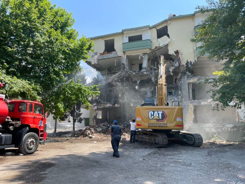 Düzce depreminde ağır hasar gören 5 katlı bina yıkılıyor