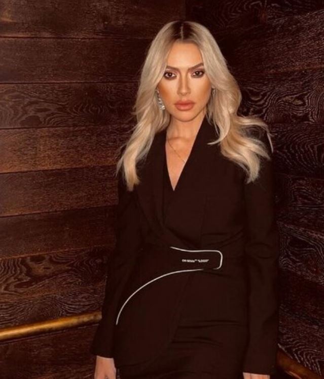  Hadise kravat takıp poz verdi!