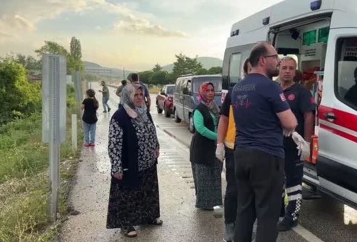 Kırmızı ışıkta bekleyen araçlara çarpıp tarlaya yuvarlandı!