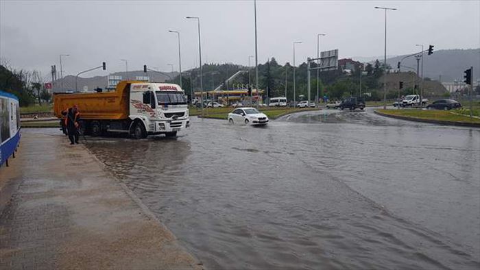 Sağanak nedeniyle Karabük-Zonguldak yolunda çökme oluştu