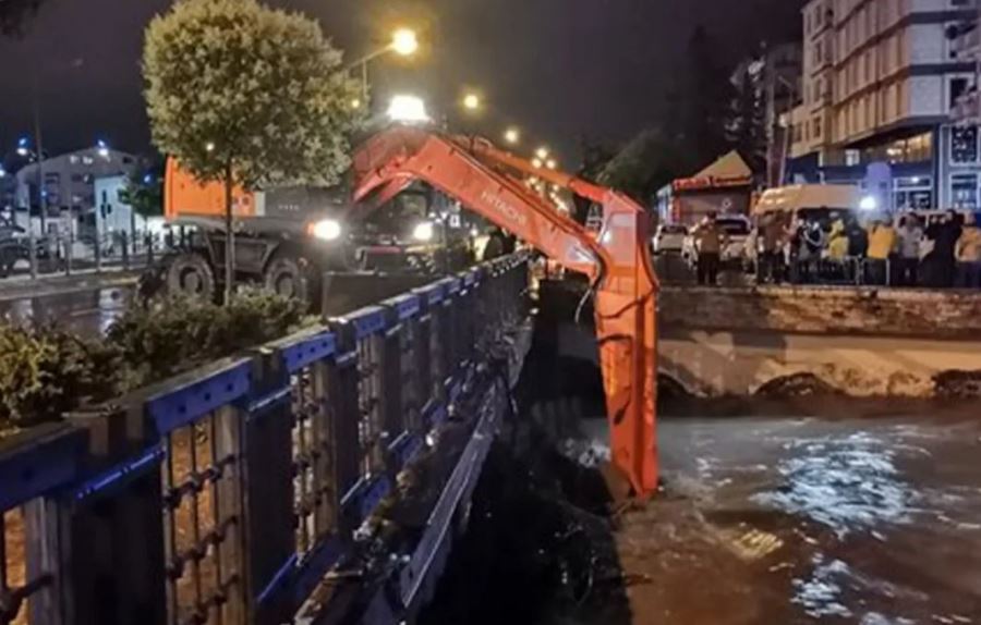 Ordu’da sel sonrası heyelan: İş makinesi ve araçlar toprak altına kaldı