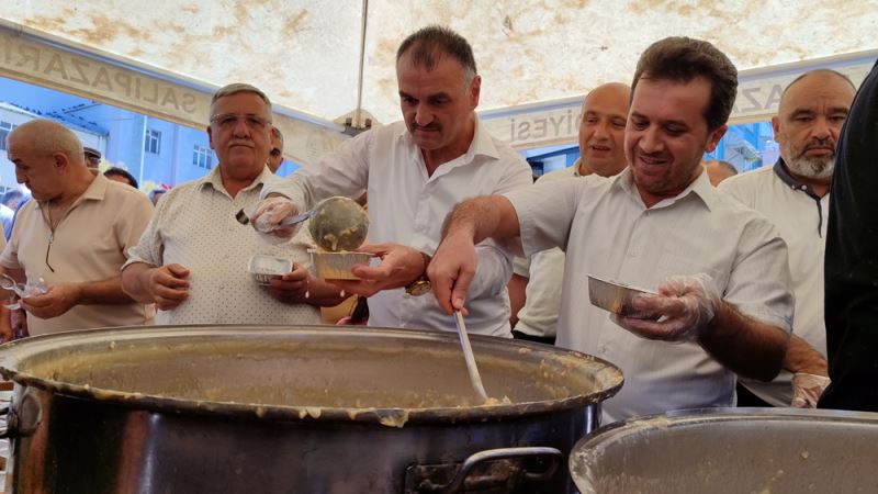 Salıpazarı Belediye Başkanı Akgül vatandaşlara aşure dağıttı