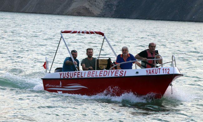 Yusufeli Belediyesi Arama Kurtarma Teknesi Yusufeli Baraj gölüne indirildi