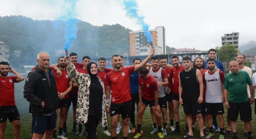 Artvin Hopaspor futbolcusundan İdmanda sürpriz kutlama