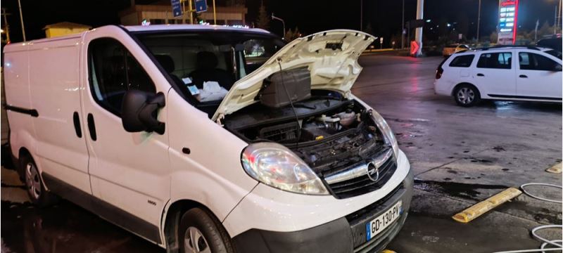 Sıkıştığı otomobilde yaklaşık 400 kilometre seyahat eden kediyi vatandaşlar kurtardı