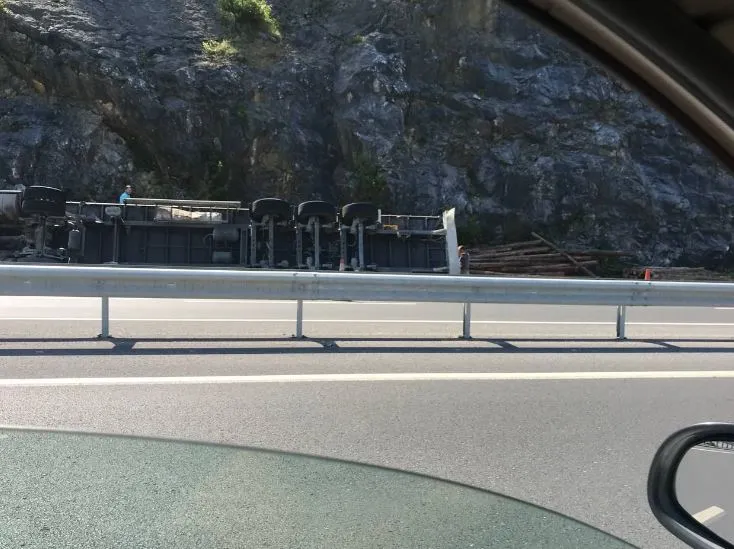  Zonguldak İstikametine Gelen Maden Direği Taşıyan TIR Yan Yatarak İstinat Duvarına Çarptı!