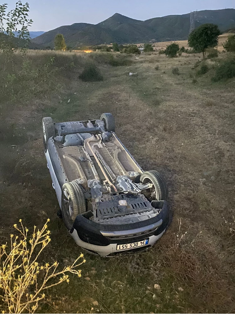 Saraydüzü’nde devrilen otomobilin sürücüsü yaralandı