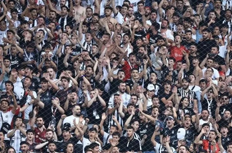 Beşiktaş Tribünlerinden Yönetime İstifa Çağrısı!