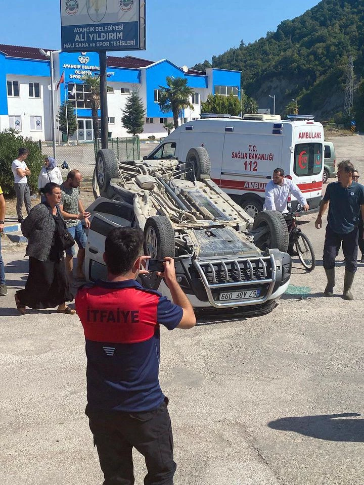 Ayancık’ta iki otomobilin çarpıştığı kazada iki kişi yaralandı