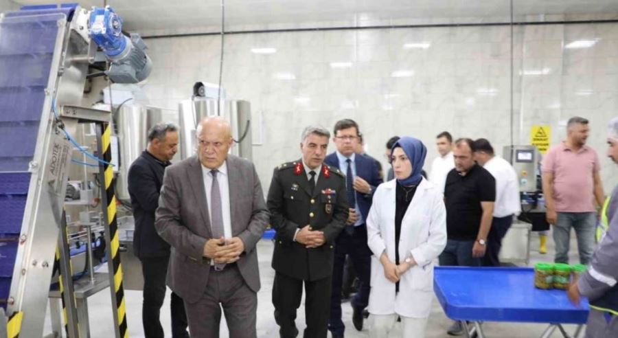 Bayburt Belediye Başkanı Pekmezci, Misafirlerine Fabrika ve Tesisleri Gezdirdi!