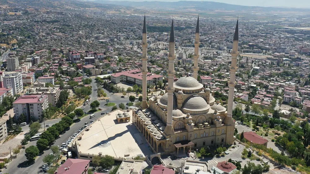 Depremde hasar gören Abdülhamit Han Camii onarılıyor