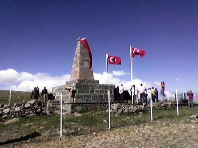 Erzurum ve Oltu Doğaseverleri, Allahuekber Dağı Zirvesine Yürüdü