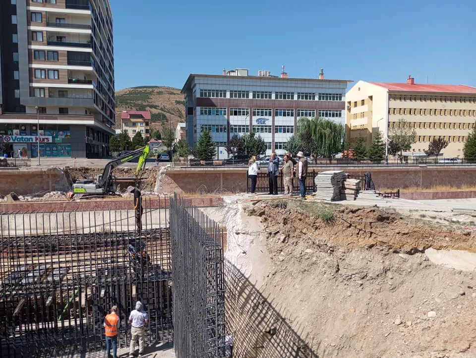 Bayburt Belediye Başkanı ve Yetkililer, Yaya Köprüleri Projesinin İlerlemesini İnceledi