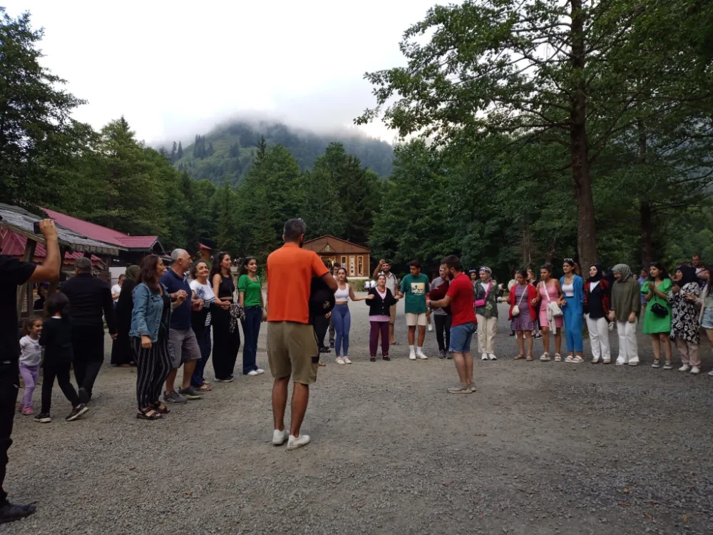 Karagöl’de Renkli Görüntüler: Turistlerin Horon Eşliğindeki Keyifli Anları