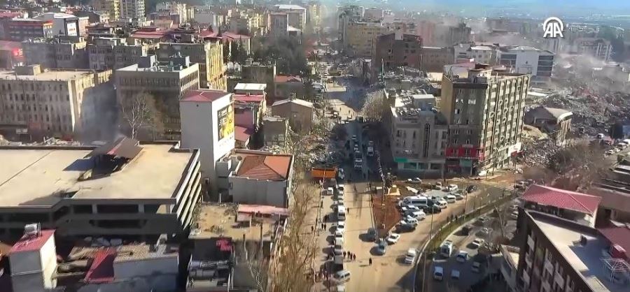 Deprem bölgesinde enkazlar yerini büyük boşluklara bıraktı