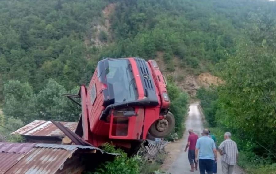 Artvin Şavşat’ta tır evin üstüne devrildi