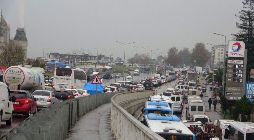 Trabzon’da Oluşan Trafik Yoğunluğu Sonucu Vatandaşı Şehir Merkezinden Uzaklaştırdı!