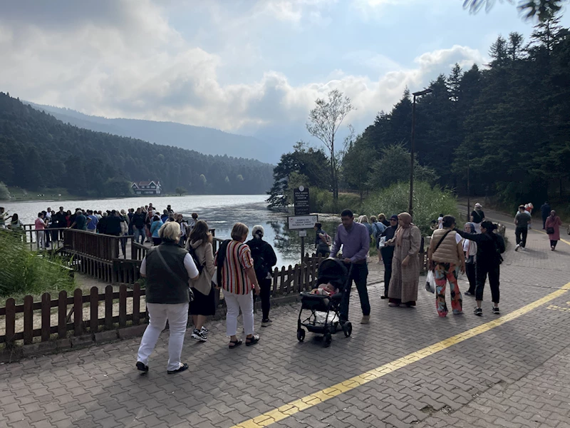 Günübirlik tatilciler hafta sonu Gölcük Tabiat Parkı