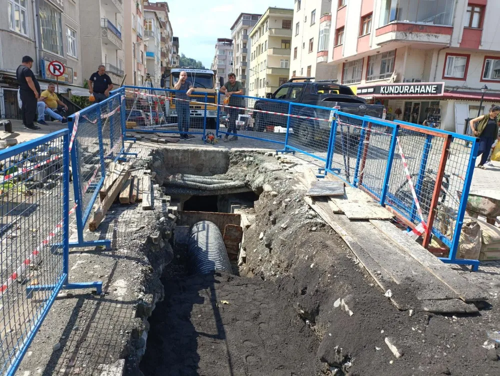 Arhavi Belediyesi Terminal Bölgesinde Yağmur Suyu İletim Hattı İçin Çalışmalar Devam Ediyor