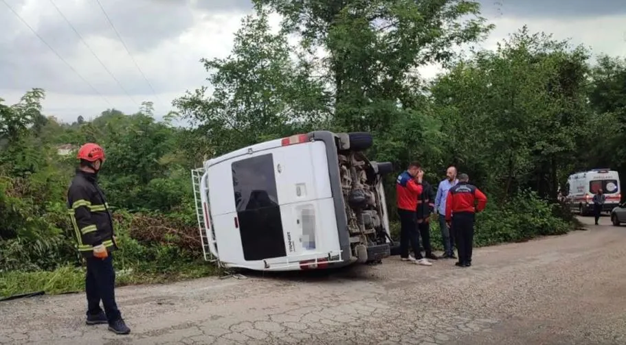  6 Yaralı! Fındık İşçilerini Taşıyan Minibüs Devrildi!