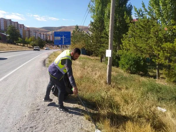 Bayburt Belediyesi, yol kenarlarındaki çöpleri topluyor