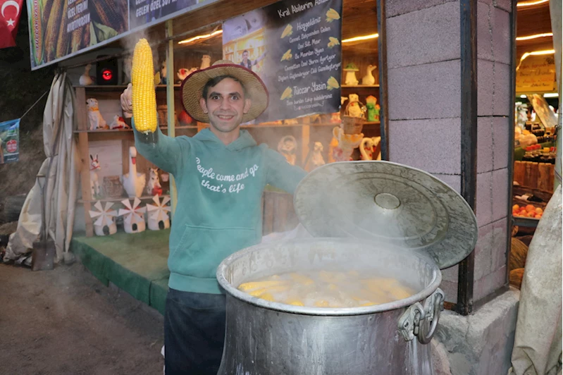 Babaannesinin yetiştirdiği doğal mısırları turistlerin beğenisine sunuyor