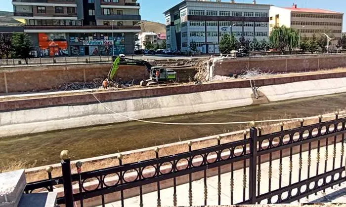 Bayburt’ta Çoruh Nehri üzerinde yeni yaya köprüsünün yapımına başlandı