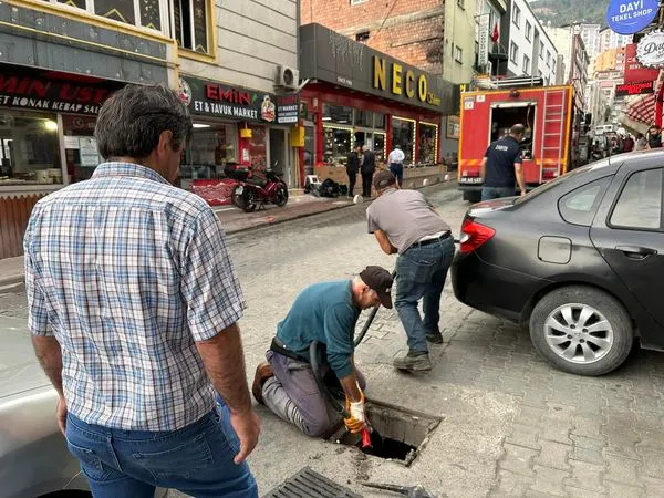 Artvin Belediyesi, Yağmur Suyu Kanallarını Temizliyor