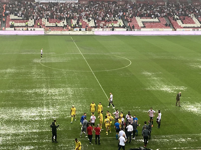 Samsunspor-İstanbulspor maçı sağanak yağış nedeniyle durdu