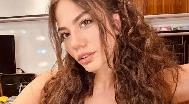 Demet Özdemir iddialı pozlarıyla beğeni topladı! Shopsuz halini görenler inanamadı!