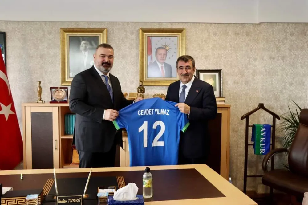 Cumhurbaşkanı Yardımcısı Cevdet Yılmaz, Çaykur Rizespor’u Ziyaret Etti