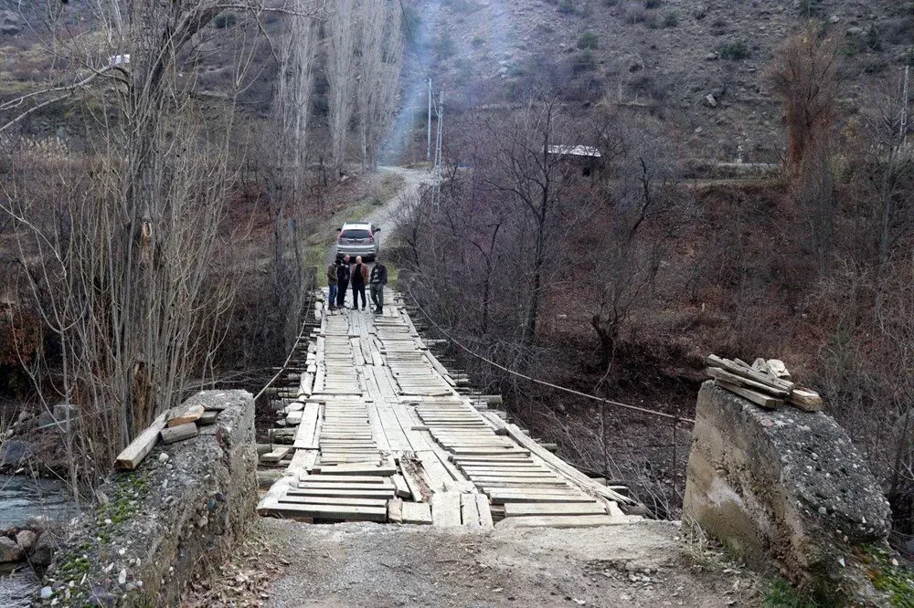 Erzurum’da 40 yıllık tahta köprü tehlike saçıyor