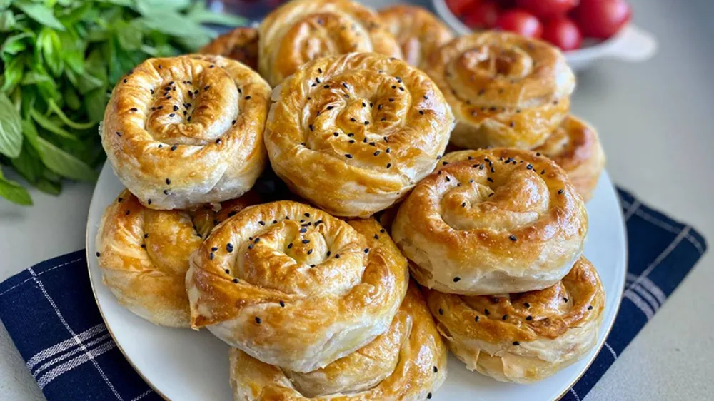 Bu börek herkesi hayran bırakıyor: Patatesli Gül Böreği tarifi