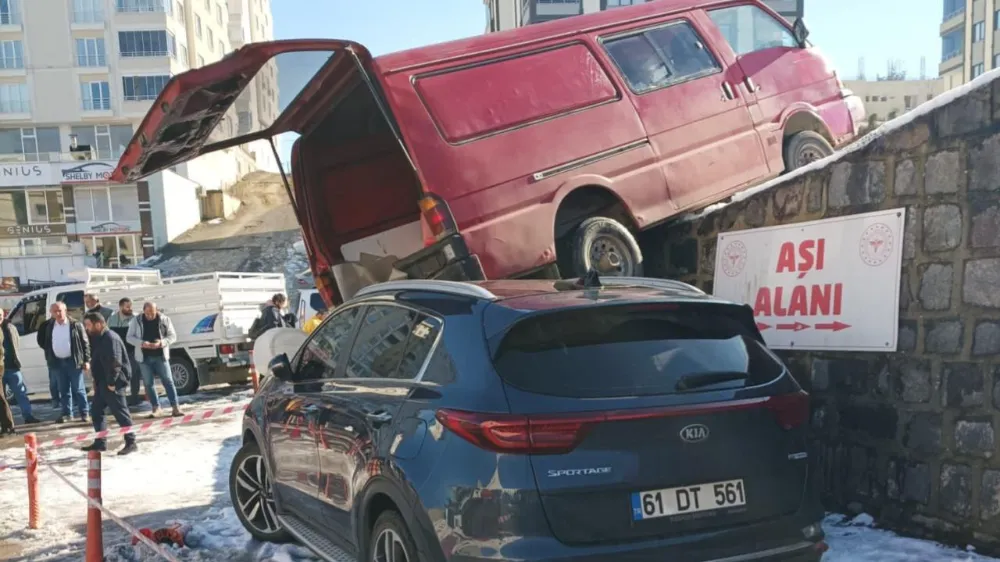 Park halindeki otomobilin üzerine minibüs düştü