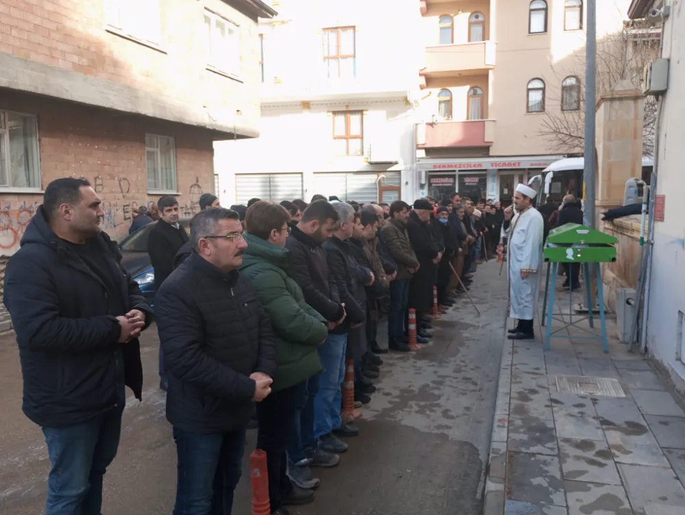 Bayburt Belediye Başkanı Hükmü Pekmezci, Emekli Personel Naci Meral İçin Cenaze Namazına Katıldı