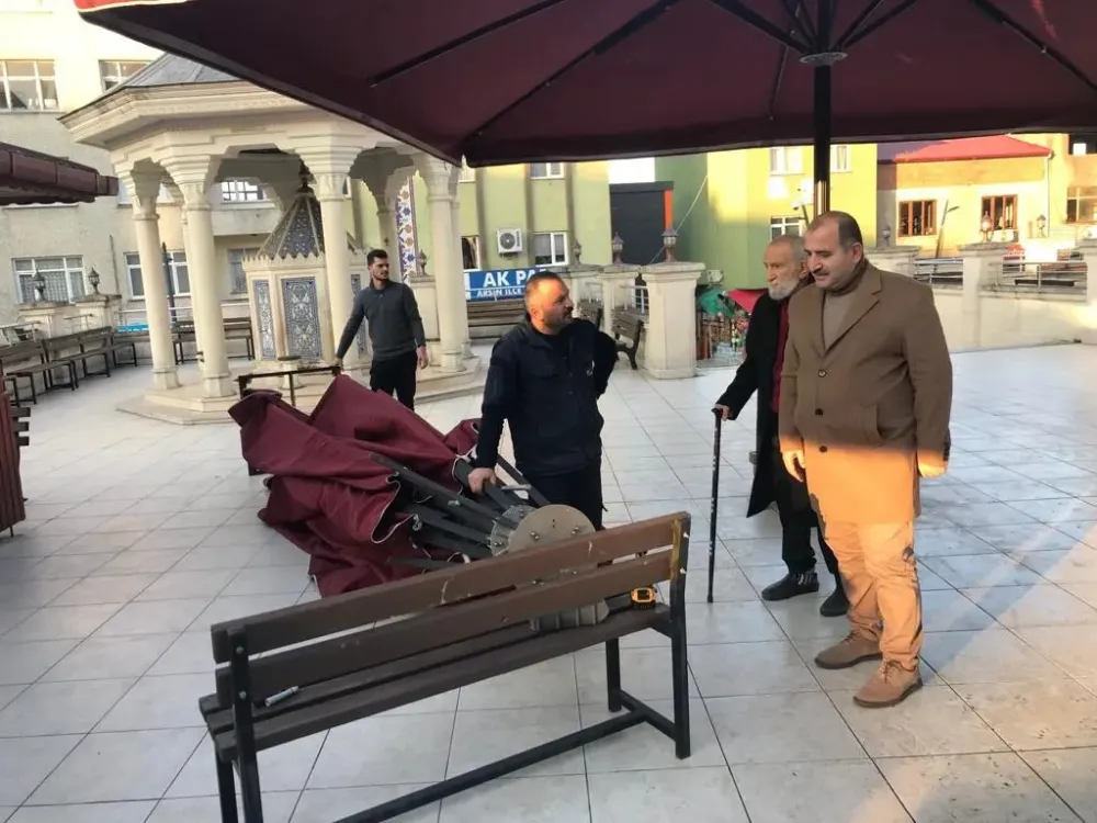 Arsin Belediyesi, Ulu Camii Avlusundaki Büyük Tente Şemsiyeleri Yeniliyor